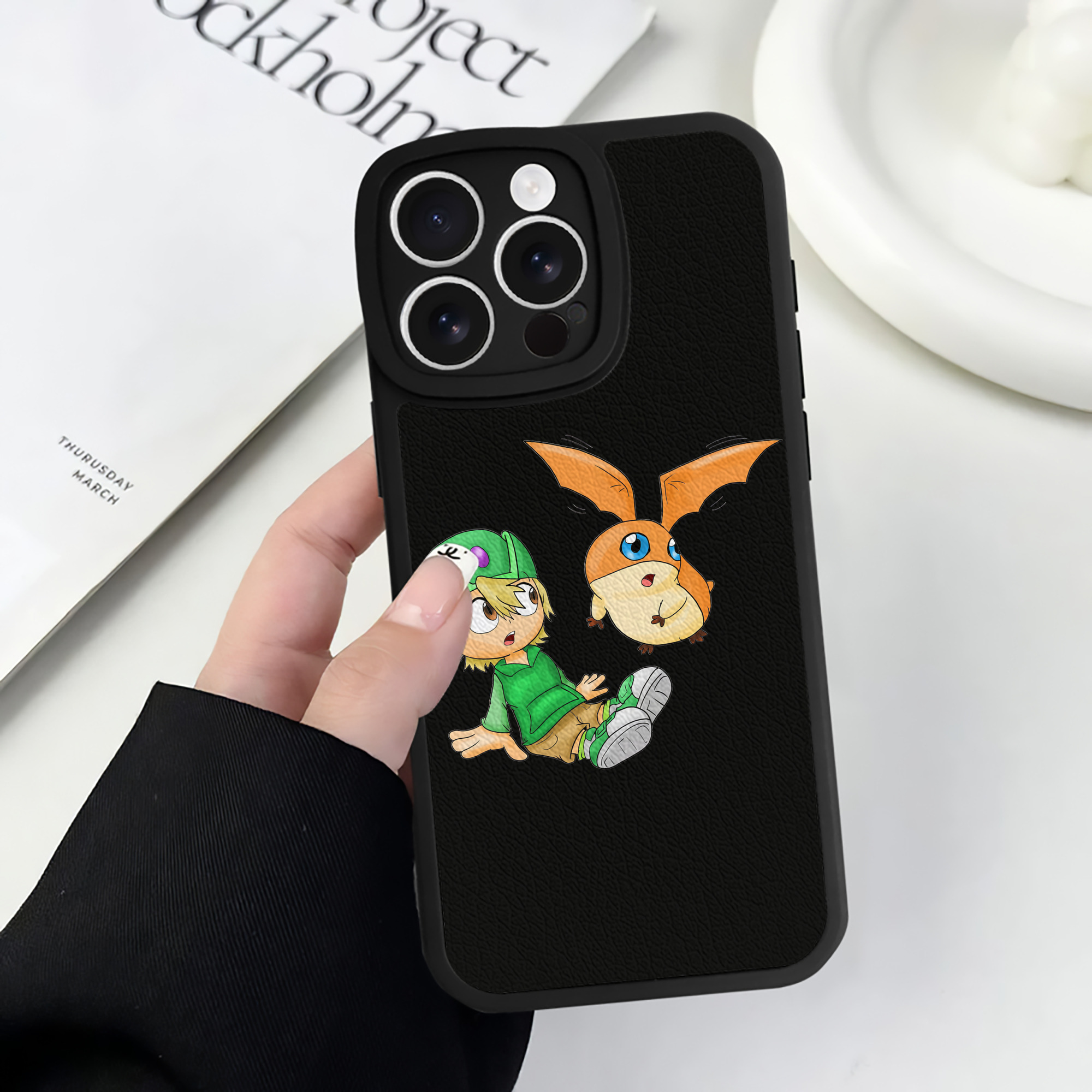 （画像用） Digimon デジタルモンスター/デジモン 【iPhone 16シリーズ対応】シリコンスマホケース（レザー調） 材質：シリコン